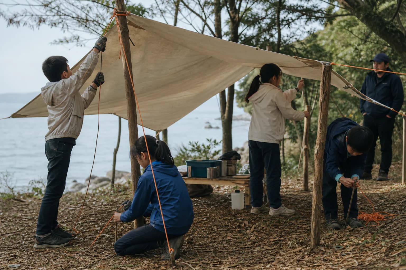 AI 合成的品牌概念影像：孩子们协作搭建简洁的户外天幕，成人导师在旁支持